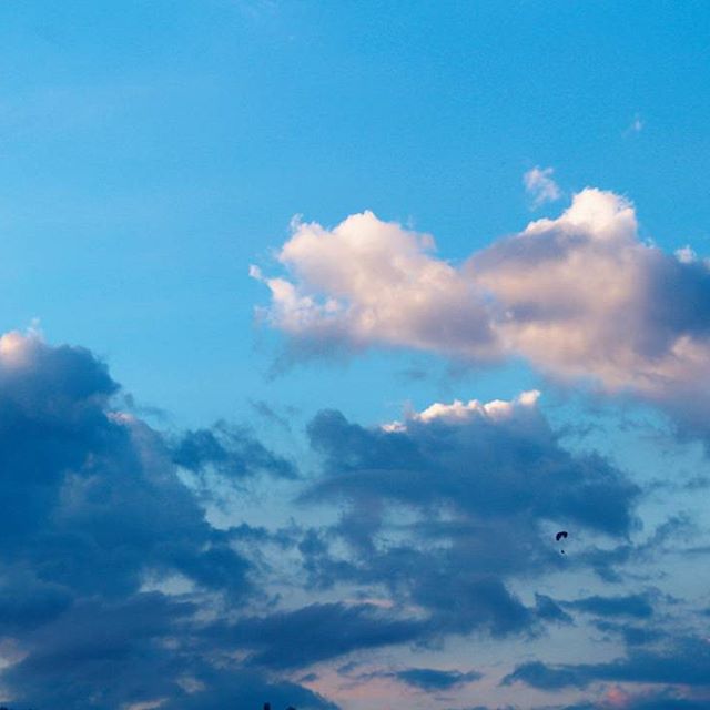 Vous voyez ce petit parapente pris dans les nuages ?
Je ne le savais pas lorsque j'ai pris la photo mais le mec tout là-haut je le connais.
Un sportif étonnant qui est aussi à l'aise en course à pied, en trail, en escalade qu'en VTT et qui a besoin de sa dose de sport tous les jours. Pas pour rien qu'il vit près des sommets suisses.
Énervant le mec ... que rien se semble fatiguer.
Vous en connaissez vous aussi des sportifs.ves pareils ?
On fait comment pour devenir accro au sport ?
Parce que j'ai beau pratiquer régulièrement quelques activités, je n'ai jamais ressenti ce besoin impérieux de me bouger le 🍑
#sport #nature #natureshooters #holidays #summer #sky #pornsky #pyrennees #pyrenneesorientales #blusky #sunset #wild #wildlife #parapente #fly #flyman