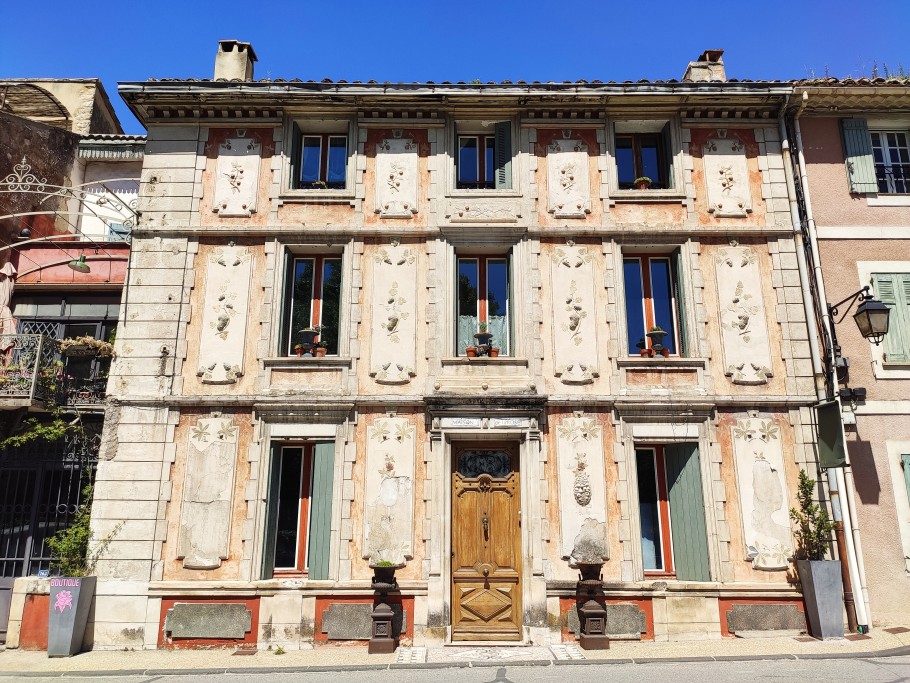 la maison de la rose fontaine de vaucluse